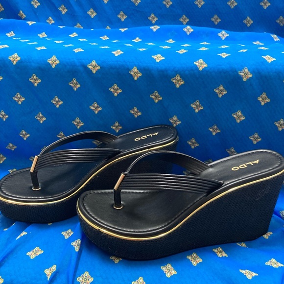 ALDO black with gold banding platform sandals size 8.5 - Picture 2 of 3